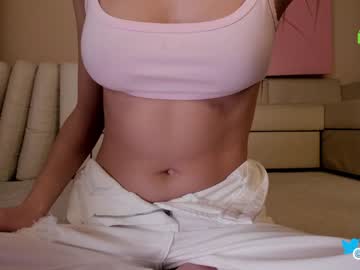 girl hollyextra image #5377913