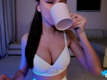 girl hollyextra image #3551340