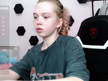 girl small_blondee image #4300934