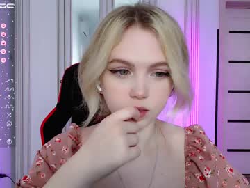 girl small_blondee image #3787563