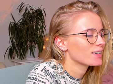 girl linellali image #2629033