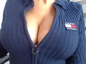 girl eat_mee_out image #2642261